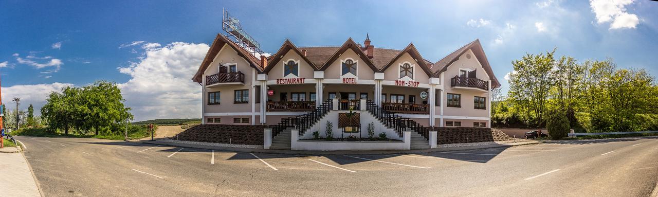 M1 Szeker Csarda Hotel Es Etterem Obarok Bagian luar foto